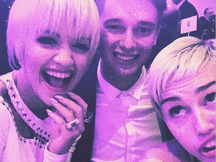 Ein flotter Party-Dreier: (v.li) Rita Ora, Patrick Schwarzenegger und Miley Cyrus