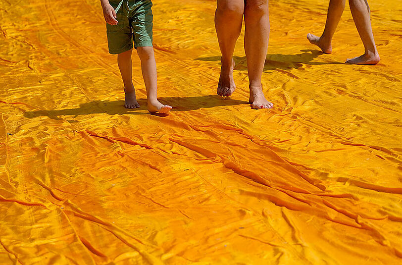 Christos Mammut-Installation "Floating Piers" ist fertig. Die beeindruckenden Bilder.