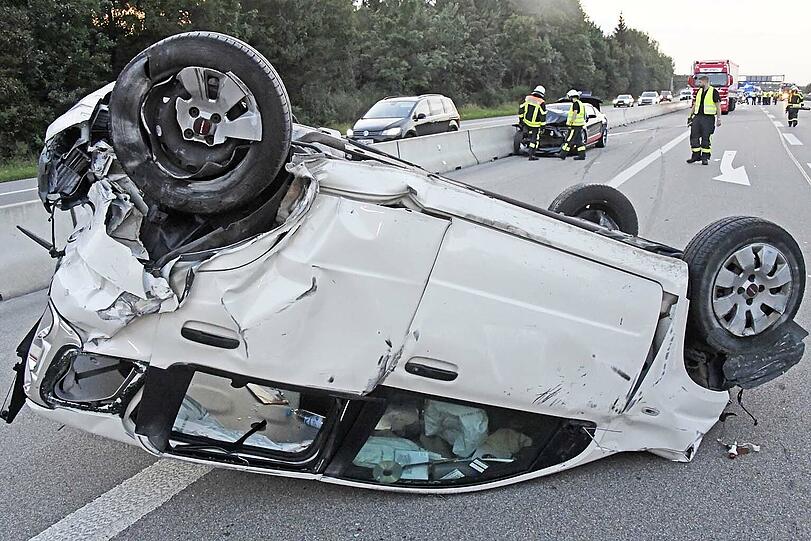 Der hochmotorisierte Mustang rammt den Fiat einfach von der Fahrspur.