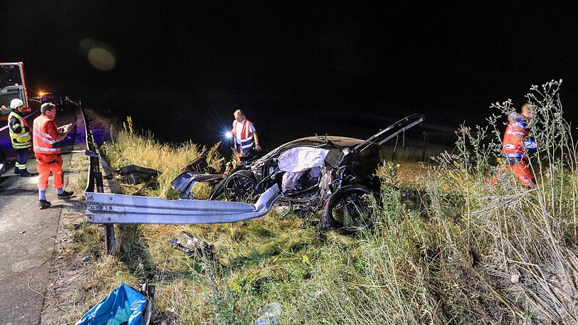 Ein 26-jähriger Fahrer starb bei einem Horrorcrash auf der A3 Richtung Aschaffenburg.
