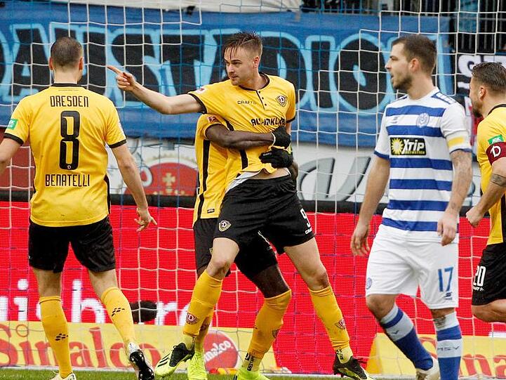 Dynamo-Torschütze Lucas Röser (M) feiert seinen Treffer. Die Dresdner besiegen auswärts den MSV Duisburg.