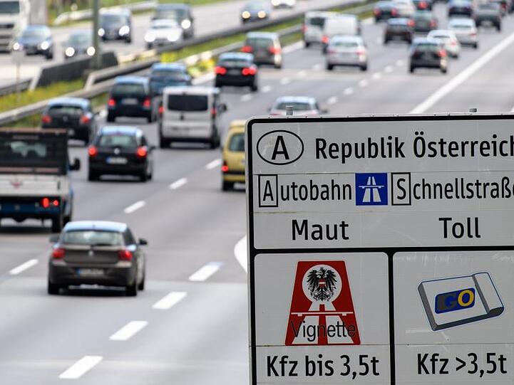 Ein Verkehrsschild weist auf der Autobahn 8 in Richtung Österreich auf die Maut hin. Foto: Matthias Balk/dpa/Archivbild