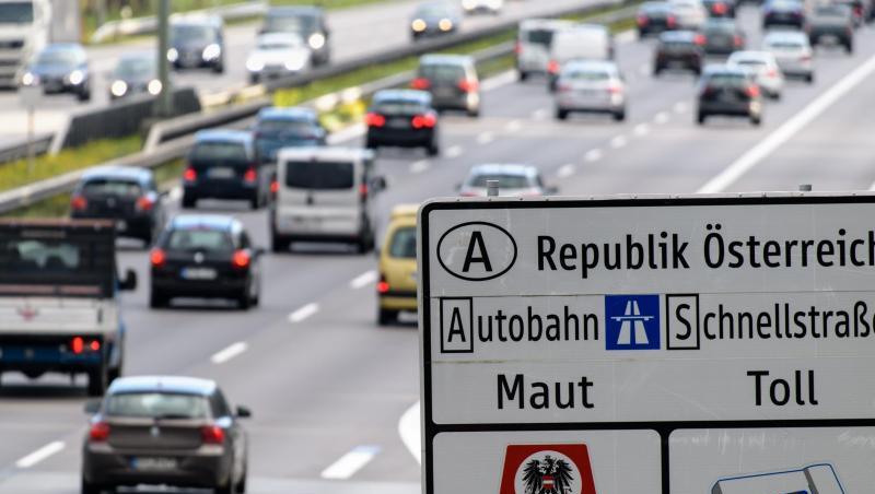 Ein Verkehrsschild weist auf der Autobahn 8 in Richtung Österreich auf die Maut hin. Foto: Matthias Balk/dpa/Archivbild Ein Verkehrsschild weist auf der Autobahn 8 in Richtung Österreich auf die Maut hin. Foto: Matthias Balk/dpa/Archivbild