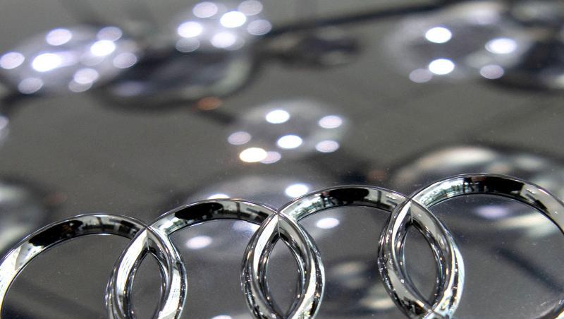 Das Audi-Logo ist auf der Motorhaube eines Audi R8 5.2 quattro zu sehen.