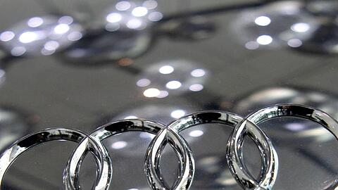 Das Audi-Logo ist auf der Motorhaube eines Audi R8 5.2 quattro zu sehen.