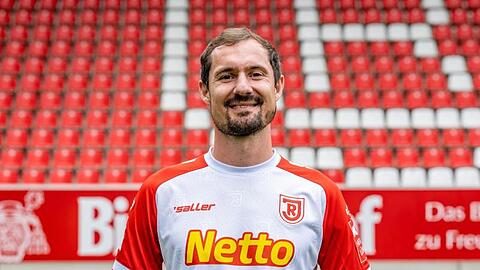 Sebastian Nachreiner beim Fototermin im Jahnstadion Regensburg.