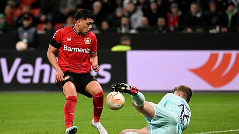 Monacos Torwart Alexander Nübel (r) kann den Ball vor dem Leverkusener Nadiem Amiri klären.