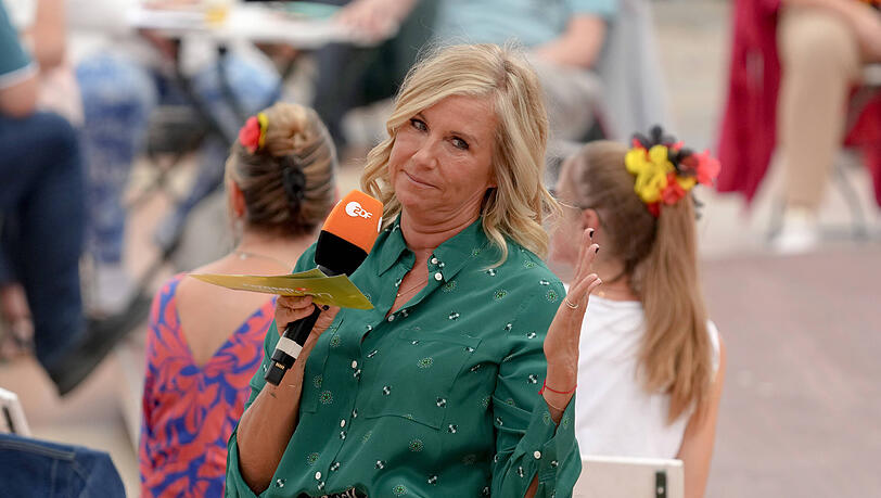 Andrea Kiewel steht für den "ZDF-Fernsehgarten" vor der Kamera.