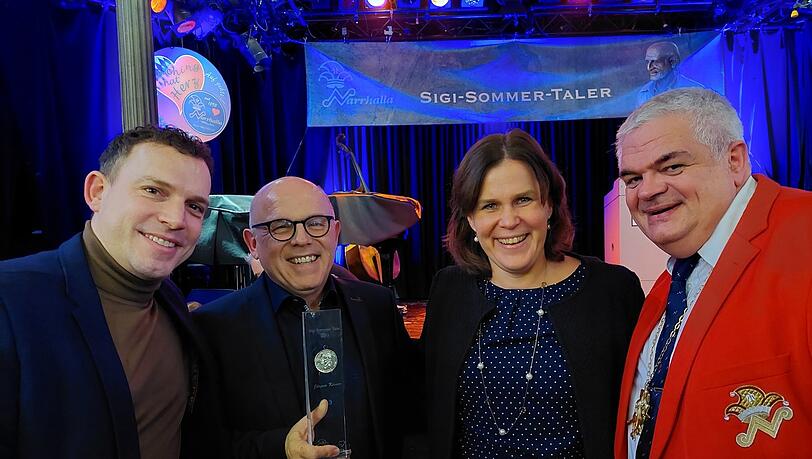 Er hat seine persönliche Meinung: Preisträger Jürgen Kirner mit Lebensgefährte Joe (l.), Bürgermeisterin Verena Dietl und Narhalla-Präsident Günther Grauer.