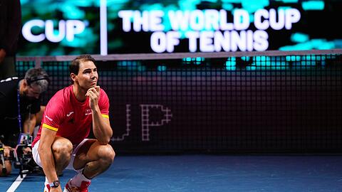 Rafael Nadal verfolgt gerührt die Videobotschaften langjähriger Weggefährten.