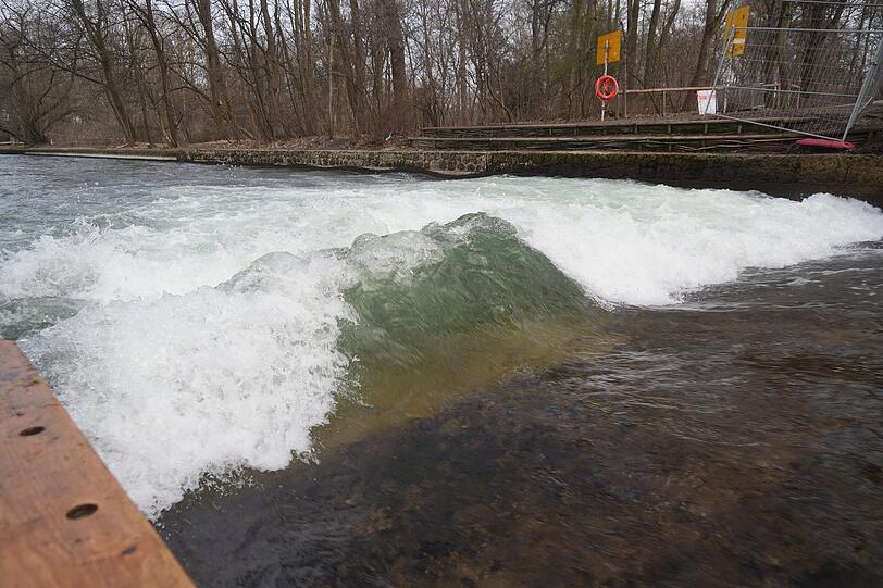 Der Kies, den die Stadt vor Wochen als ersten Reparaturversuch ins Bachbett gekippt hat, zeigt offenbar Wirkung. Eine kleine Welle baut sich auf, die reicht aber nicht zum Surfen.