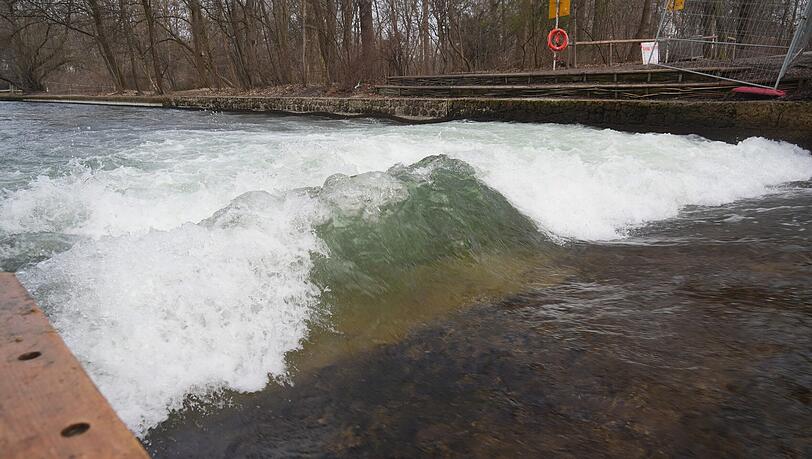 Der Kies, den die Stadt vor Wochen als ersten Reparaturversuch ins Bachbett gekippt hat, zeigt offenbar Wirkung. Eine kleine Welle baut sich auf, die reicht aber nicht zum Surfen.
