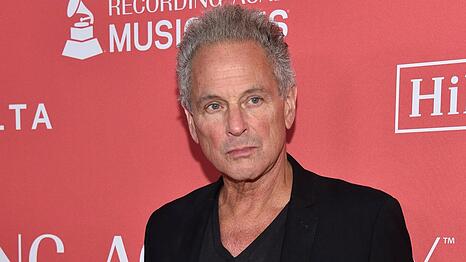 Eine Frau soll eine "unbekannte Substanz" auf Lindsey Buckingham gesch&uuml;ttet haben.