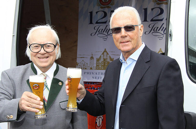 2011: Franz Beckenbauer (r.) mit dem Wei&szlig;bier-Zar Werner Brombach.