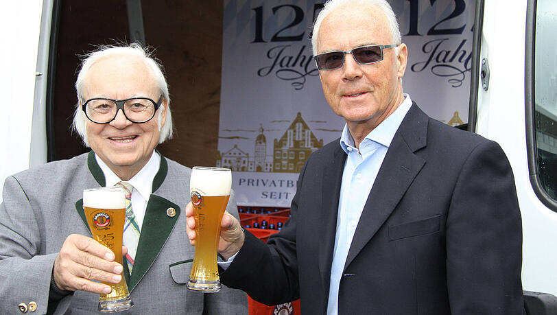 2011: Franz Beckenbauer (r.) mit dem Weißbier-Zar Werner Brombach. 2011: Franz Beckenbauer (r.) mit dem Weißbier-Zar Werner Brombach.