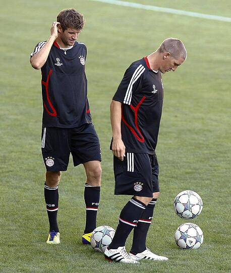 Schwitzen beim Training: Die Bayern bereiten sich auf das Spiel gegen Villarreal vor - Unsere Fotografen waren beim Training dabei.