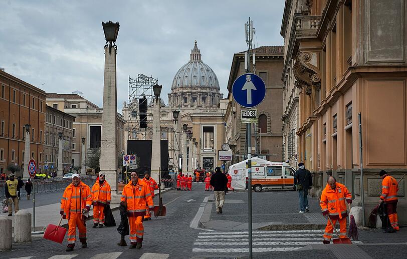 Strassenkehrer reinigen am Sonntag in Rom vor Beginn des ersten Angelus-Gebetes von Papst Franziskus die Prachtstrasse vor dem Petersplatz. Die Bilder aus Rom.