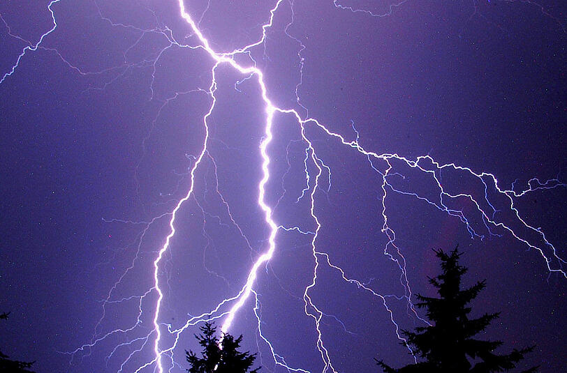 In Nürnberg hat sich die erste Hitzewelle des Sommers in einem starken Gewitter entladen (Symbolbild).