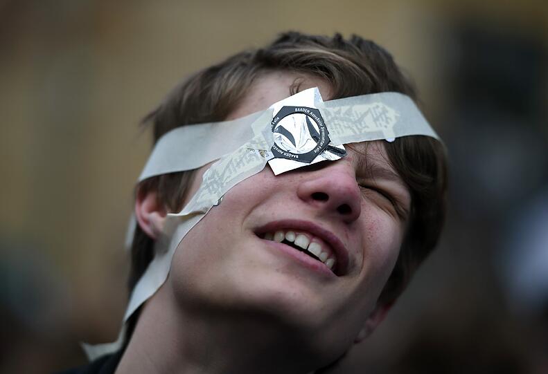 Auch einäugige Piraten können mit dieser Methode die Sonnenfinsternis sehen.