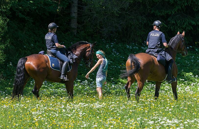 Friedlich, aber unübersichtlich: Durch Garmisch ziehen einige hundert Menschen, andere sind mit Fahrrädern gestartet, mehrere Demonstrationen gehen - wenngleich auf behördlich verkürzten Routen - sportlich ambitioniert und auf Bergwegen Richtung Schloss. Die besten Bilder vom G7-Protest zum Durchklicken.