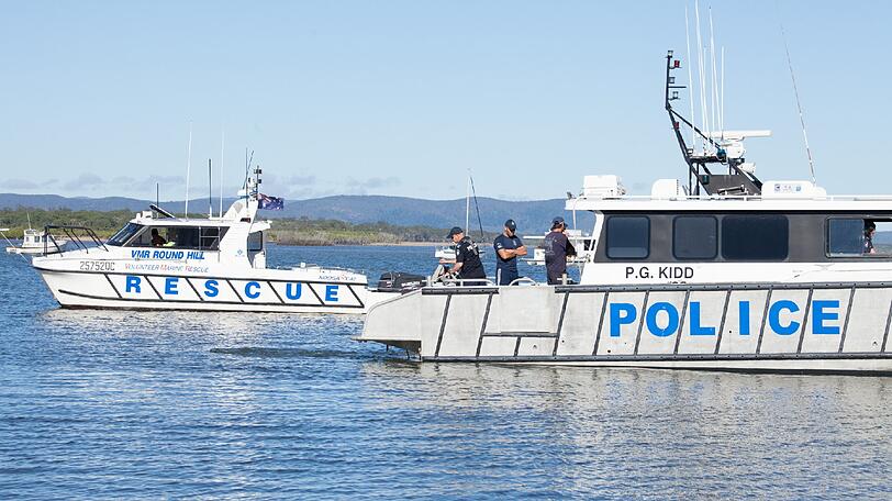 Polizeitaucher setzen ihre Suche nach vier Fischern fort, die nach einem Sturm mit ihrem Boot untergegangen sind.