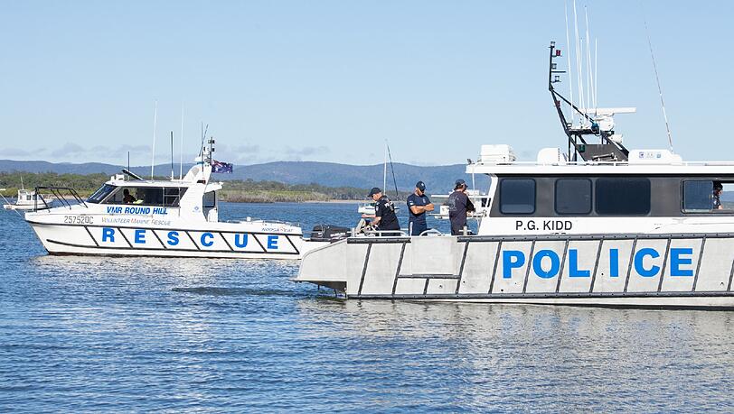 Polizeitaucher setzen ihre Suche nach vier Fischern fort, die nach einem Sturm mit ihrem Boot untergegangen sind. Polizeitaucher setzen ihre Suche nach vier Fischern fort, die nach einem Sturm mit ihrem Boot untergegangen sind.