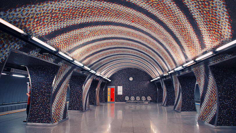 Die Haltestelle Szent Gellért Square in Budapest ziert ein ein riesiges Mosaik-Kunstwerk aus 2,8 Millionen einzelnen Fliesen.