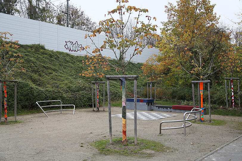 Seit Mittwoch ist Untergiesing ein bisschen bunter - dank der gestrickten Kunstaktion "BunterGiesing".