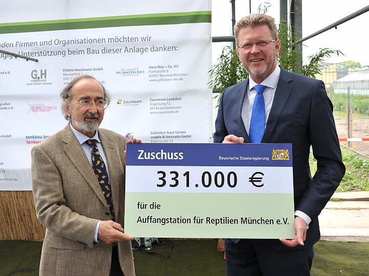 Der Freistaat unterstützt die Reptilienauffangstation heuer mit 310 000 Euro. Hier überreicht Umweltminister Huber Vereins-Chef Rudolf Hoffmann den symbolischen Check.