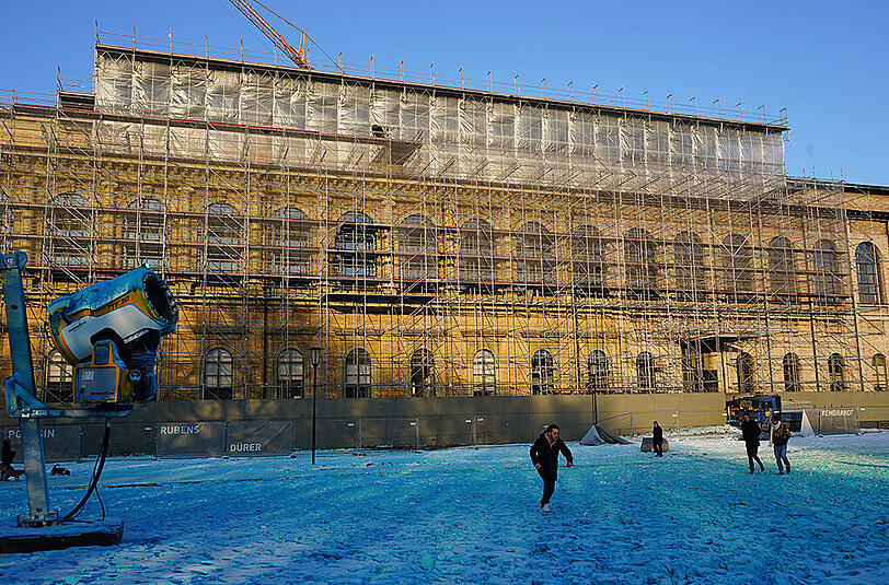 Farbige Winterlandschaft vor der Alten Pinakothek: Seit Montagmittag versprühen die Schneekanonen eingefärbten Schnee.