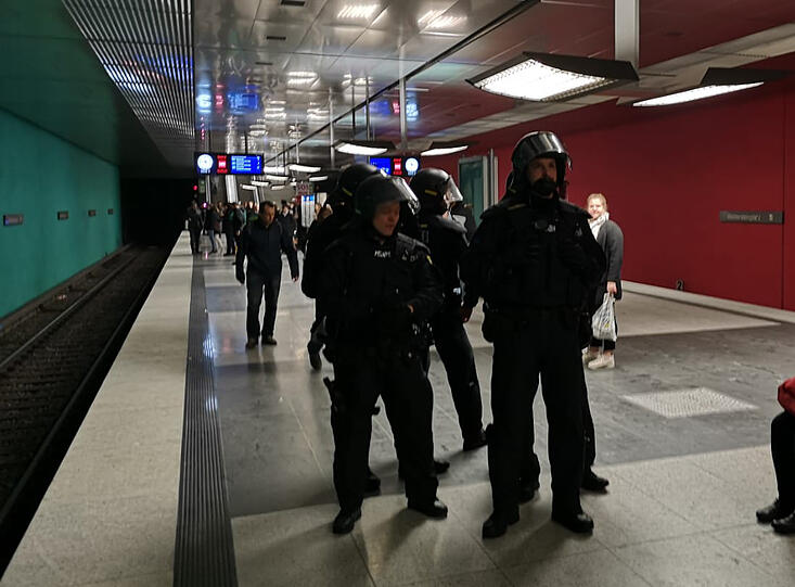Verwundert nahmen Passanten und Münchner Bürger das negative Spektakel zur Kenntnis. "Zu wenig Polizei, zu wenig Polizei", klagte ein Ordner der MVG im Gespräch mit der AZ - dabei war das USK da bereits schon angerückt.