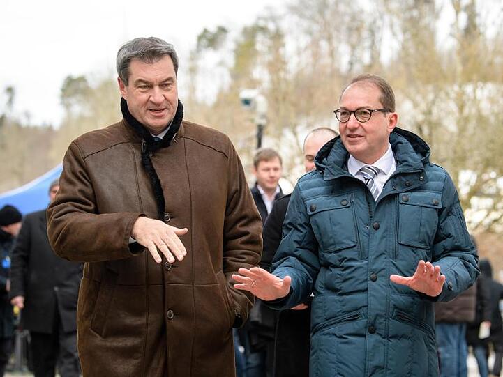 Markus Söder (CSU, l), Ministerpräsident von Bayern, und Alexander Dobrindt, CSU-Landesgruppenchef. Foto: Matthias Balk/dpa/Archivbild
