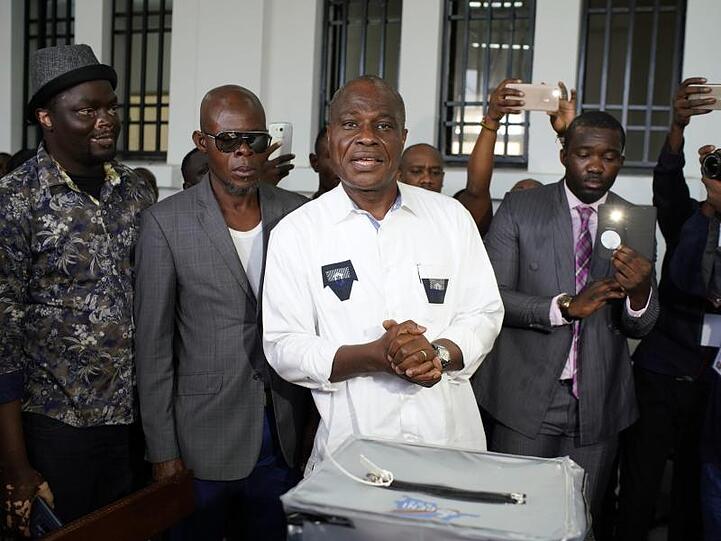 Der Oppositionskandidat Martin Fayulu (M) gibt in Kinshasa seine Stimme ab.