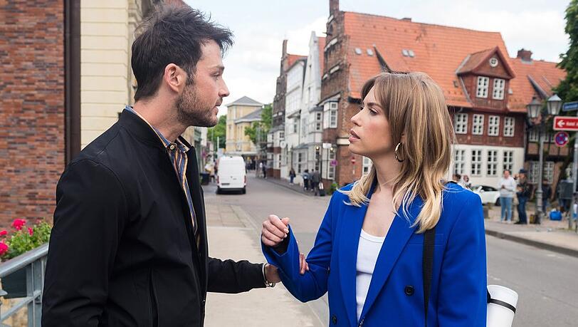 "Rote Rosen": Philip lenkt widerwillig ein, als Amelie ihn wegen seiner Investition emotional unter Druck setzt.