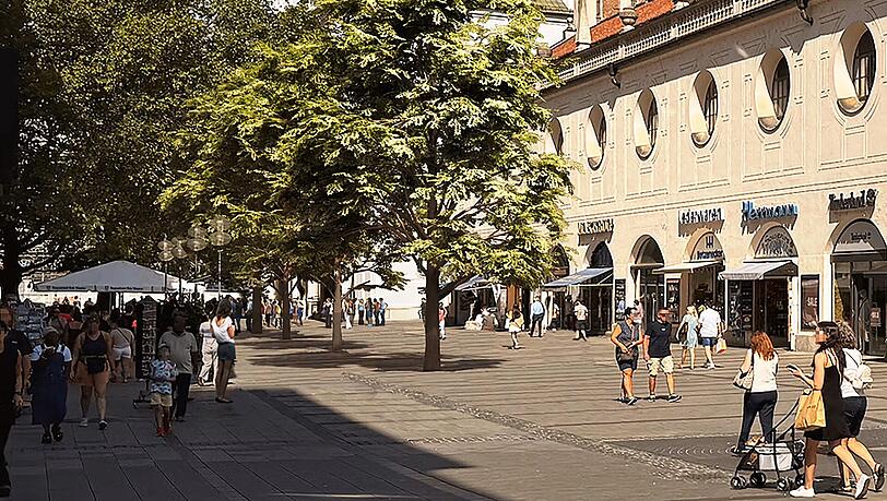 So grün könnte die Münchner Fußgängerzone eines Tages aussehen. Ab Ende 2026 will die Stadt dort Bäume pflanzen.