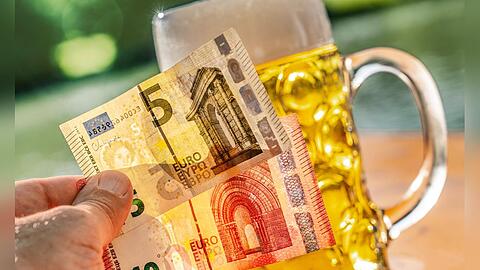 Der durchschnittliche Preis für eine Maß Bier liegt 2025 bei über 15 Euro.