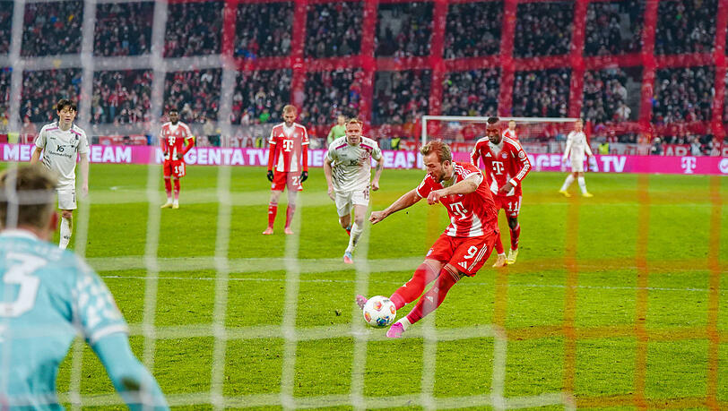 Gerade noch gerettet: Erst holt Kane (r.) den Elfmeter in der Schlussphase heraus, dann verwandelt er gewohnt eiskalt.