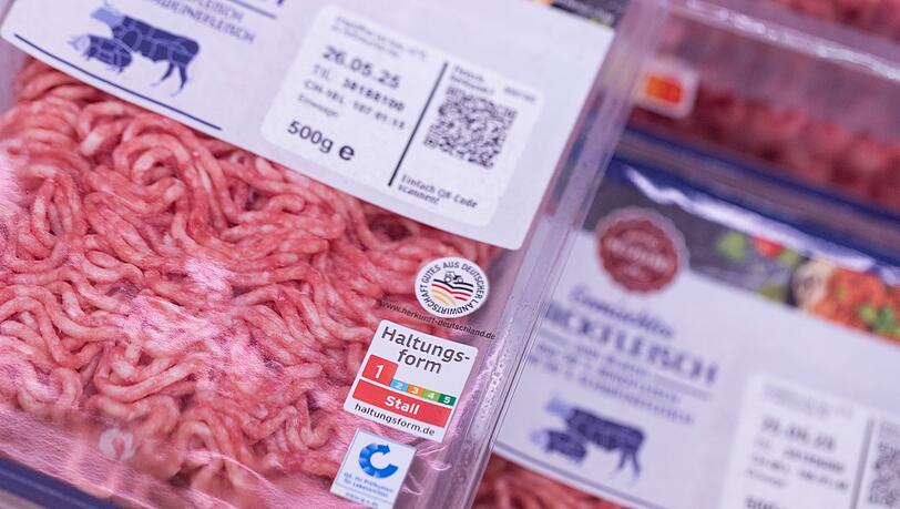 Bei Rindfleisch aus dem SB-Regal kamen 2024 noch 62,4 Prozent aus der untersten Haltungsstufe 1 - nach 75,6 Prozent im Jahr zuvor. Bei Rindfleisch aus dem SB-Regal kamen 2024 noch 62,4 Prozent aus der untersten Haltungsstufe 1 - nach 75,6 Prozent im Jahr zuvor.