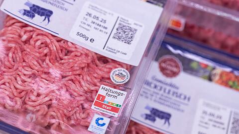 Bei Rindfleisch aus dem SB-Regal kamen 2024 noch 62,4 Prozent aus der untersten Haltungsstufe 1 - nach 75,6 Prozent im Jahr zuvor.