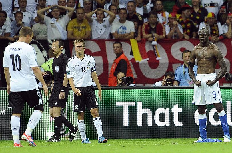 Die deutschen Spieler als Statisten. Balotelli macht den Oberkörper frei.