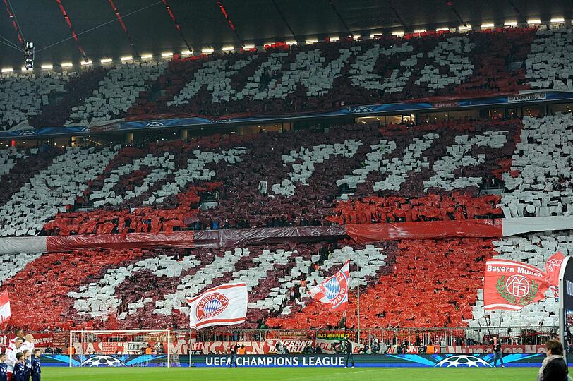 Die Fan-Choreographie der Südkurve vor dem Anpfiff des Viertelfinal-Rückspiels gegen Manchester United.
