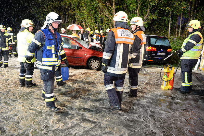 Unfall auf schneeglatter Fahrbahn bei Ruhpolding. Die Bilder vom Rettungseinsatz.