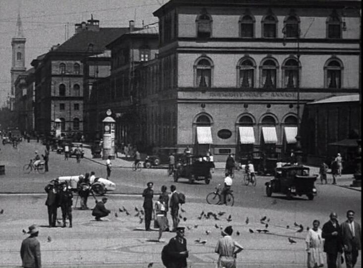 Der Odeonsplatz in den 20er Jahren von der Feldherrnhalle aus gefilmt: Rechts ist heute das Cafe Tambosi.