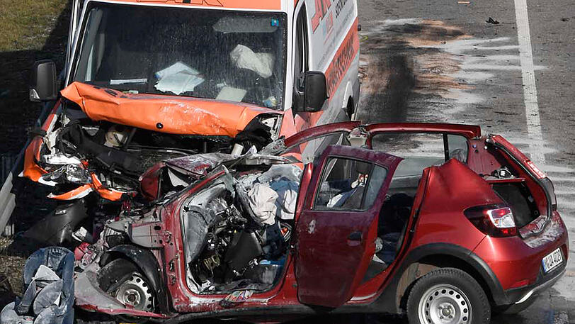 Zu einem schlimmen Verkehrsunfall kam es auf der B2 bei Germering. Dabei wurden eine Mutter und ihre zwei Kleinkinder schwer verletzt.