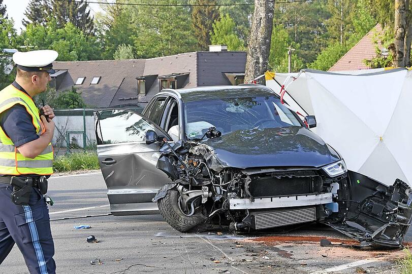 Schlimmer Unfall in Oberhaching: Eine 82-Jährige wurde am Freitag mit ihrem Audi gegen einen Baum geschleudert und erlag noch am Unfallort ihren Verletzungen. Die Bilder vom Einsatz.