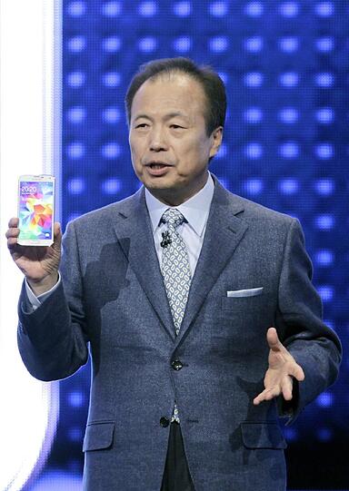 Samsung-Chef JK Shin präsentiert das neue Galaxy S5 beim Mobile World Congress in Barcelona.