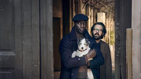 Unschlagbares Trio: Assane Diop, genannt Lupin (Omar Sy), sein Kumpel Benjamin (Antoine Gouy) und Schoßhund J'accuse.