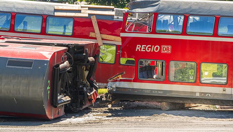 Waggons des verunglückten Regionalzugs stehen in der Nähe der Unfallstelle. (Archivbild)