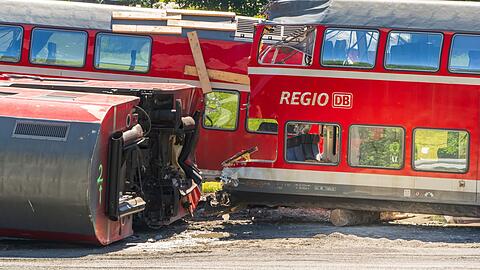 Waggons des verunglückten Regionalzugs stehen in der Nähe der Unfallstelle. (Archivbild)