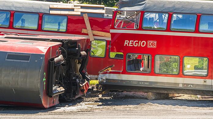 Waggons des verunglückten Regionalzugs stehen in der Nähe der Unfallstelle. (Archivbild)